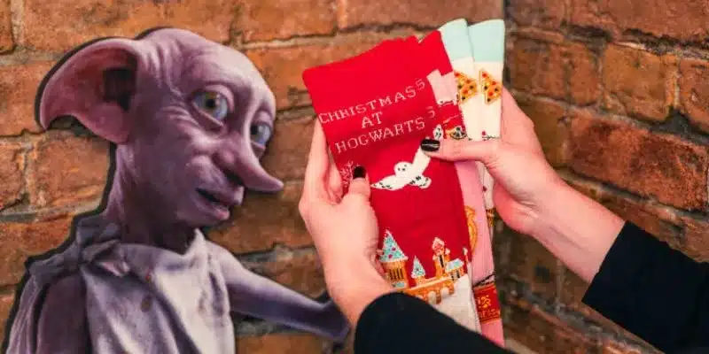 Solidaridad inspirada en Dobby dona un par de calcetines