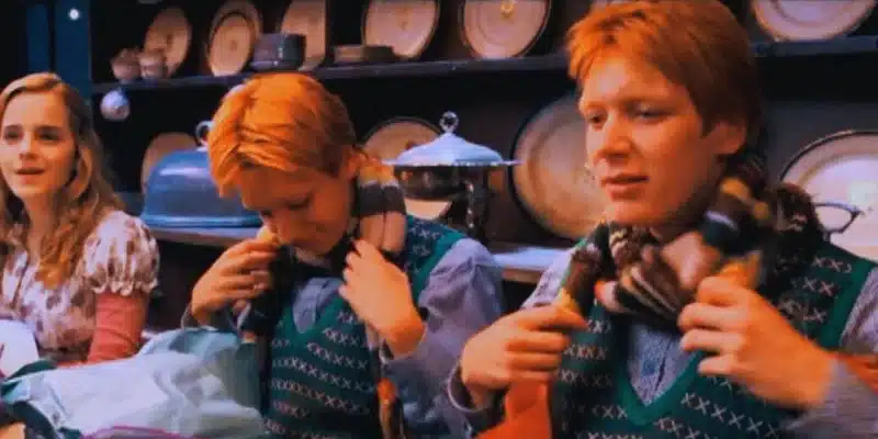 Fred y George probando chucherias magicas navidenas