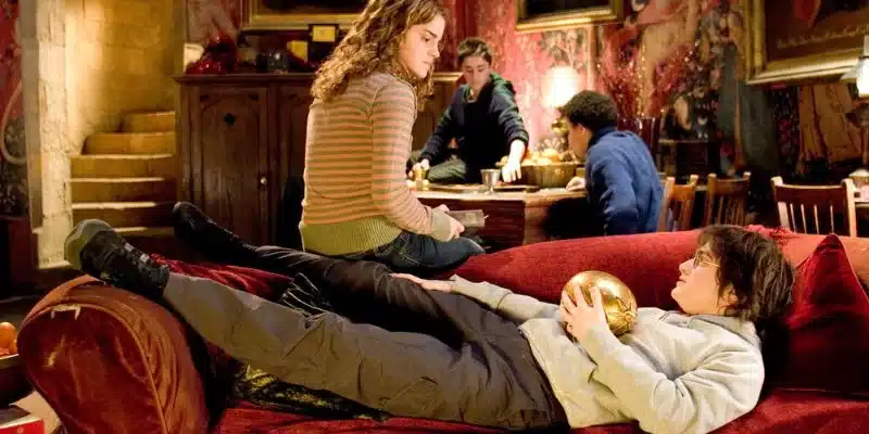 Hermione decorando la Sala Comun de Gryffindor