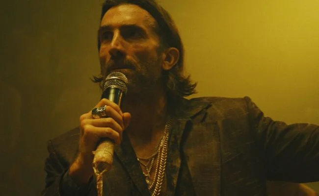 Sharlto Copley como Leo Bonhart