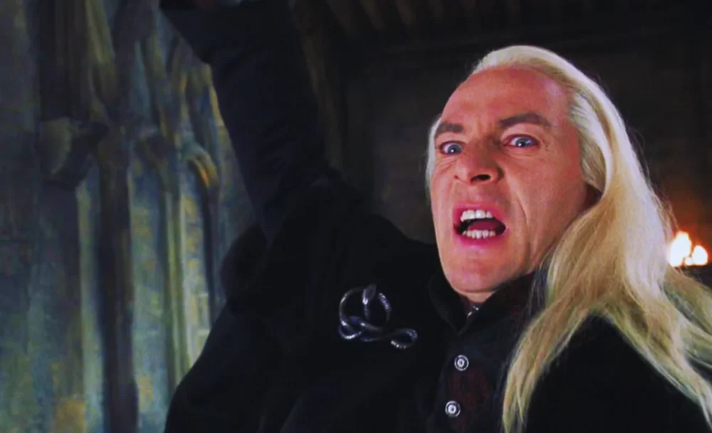 Lucius Malfoy gritando con su varita