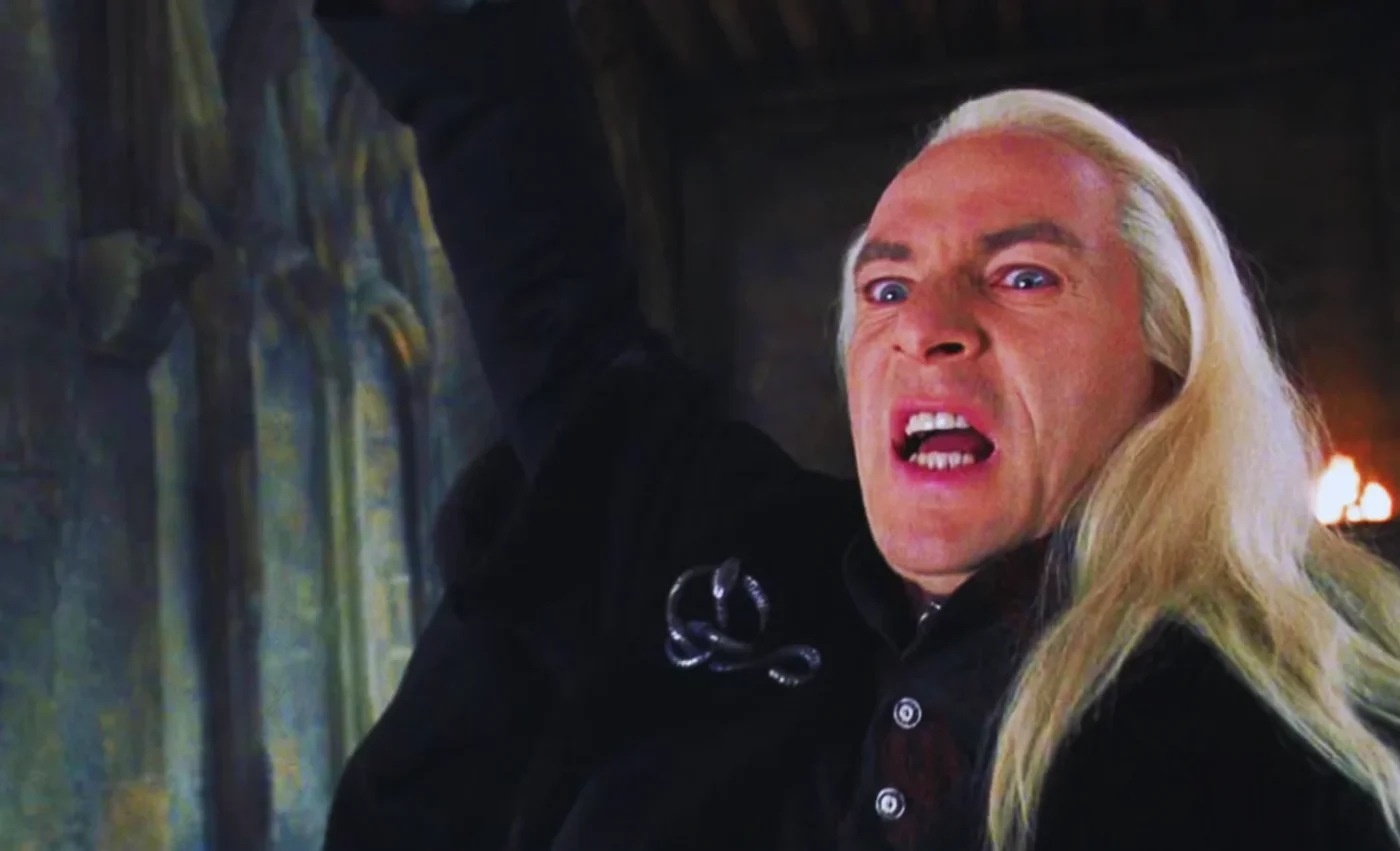 Lucius Malfoy gritando con su varita