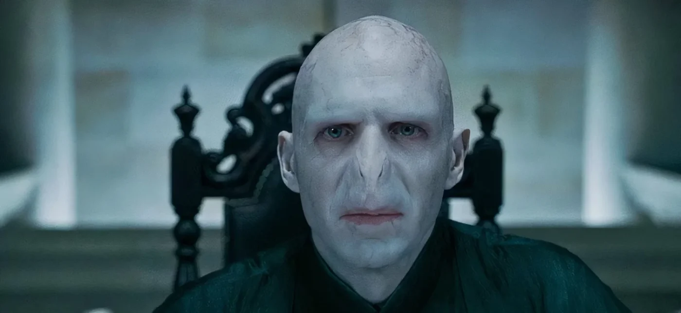 Ralph Fiennes aconseja al nuevo voldelmort